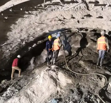 青神隧道拱顶带模注浆料，微膨胀注浆料的特点及施工工艺